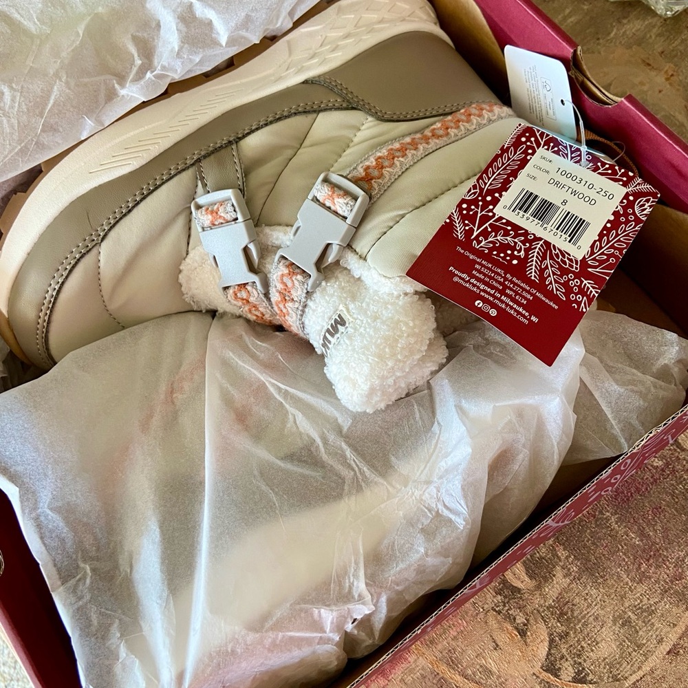 MUK LUKS All Weather Boots, Waterproof Faux-Fur Lined Quilted Wren Boots, Size 8 - Picture 6 of 9